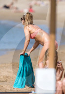 EXKLUSIV - Vogue Williams bekommt eine Rückenmassage 