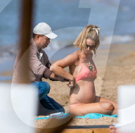 EXKLUSIV - Vogue Williams bekommt eine Rückenmassage 