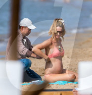 EXKLUSIV - Vogue Williams bekommt eine Rückenmassage 