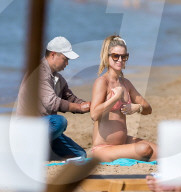 EXKLUSIV - Vogue Williams bekommt eine Rückenmassage 
