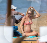 EXKLUSIV - Vogue Williams bekommt eine Rückenmassage 