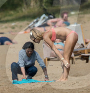 EXKLUSIV - Vogue Williams bekommt eine Rückenmassage 