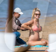 EXKLUSIV - Vogue Williams bekommt eine Rückenmassage 