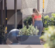 EXKLUSIV - Vogue Williams bekommt eine Rückenmassage 