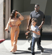 PEOPLE - Kourtney Kardashian mit Mason in Calabasas unterwegs