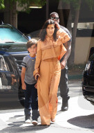 PEOPLE - Kourtney Kardashian mit Mason in Calabasas unterwegs