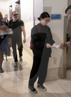 EXKLUSIV - Joaquin Phoenix mit Rooney Mara am Flughafen von LA