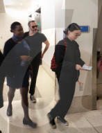EXKLUSIV - Joaquin Phoenix mit Rooney Mara am Flughafen von LA