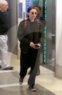 EXKLUSIV - Joaquin Phoenix mit Rooney Mara am Flughafen von LA