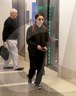 EXKLUSIV - Joaquin Phoenix mit Rooney Mara am Flughafen von LA