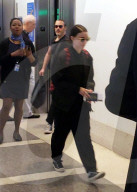 EXKLUSIV - Joaquin Phoenix mit Rooney Mara am Flughafen von LA