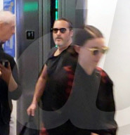 EXKLUSIV - Joaquin Phoenix mit Rooney Mara am Flughafen von LA