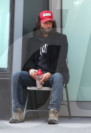 PEOPLE - Keanu Reeves sitzt in Brooklyn auf der Strasse und raucht ein Zigarette