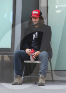 PEOPLE - Keanu Reeves sitzt in Brooklyn auf der Strasse und raucht ein Zigarette