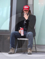 PEOPLE - Keanu Reeves sitzt in Brooklyn auf der Strasse und raucht ein Zigarette