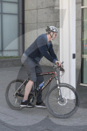 PEOPLE -  Hugh Jackman fährt mit dem Velo ins Haus