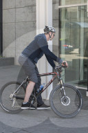 PEOPLE -  Hugh Jackman fährt mit dem Velo ins Haus