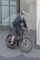 PEOPLE -  Hugh Jackman fährt mit dem Velo ins Haus