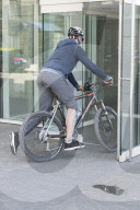 PEOPLE -  Hugh Jackman fährt mit dem Velo ins Haus