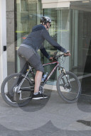 PEOPLE -  Hugh Jackman fährt mit dem Velo ins Haus
