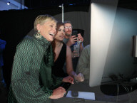 PEOPLE - Promis besuchen das Shutterstock Studio in Los Angeles