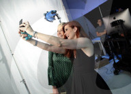 PEOPLE - Promis besuchen das Shutterstock Studio in Los Angeles