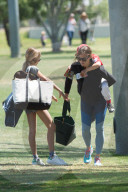 EXKLUSIV - Jennifer Garner holt mit Tochter Violet ihren Sohn vom Baseballspielen ab