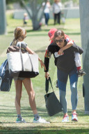 EXKLUSIV - Jennifer Garner holt mit Tochter Violet ihren Sohn vom Baseballspielen ab