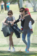 EXKLUSIV - Jennifer Garner holt mit Tochter Violet ihren Sohn vom Baseballspielen ab