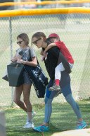 EXKLUSIV - Jennifer Garner holt mit Tochter Violet ihren Sohn vom Baseballspielen ab