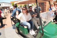 PEOPLE - Melissa McCarthy badet in der Menschenmenge