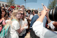 PEOPLE - Melissa McCarthy badet in der Menschenmenge