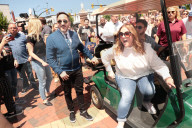 PEOPLE - Melissa McCarthy badet in der Menschenmenge