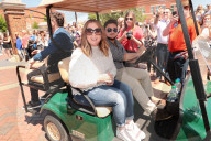 PEOPLE - Melissa McCarthy badet in der Menschenmenge