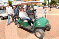 PEOPLE - Melissa McCarthy badet in der Menschenmenge