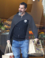 PEOPLE - Serj Tankian Cracks schleppt die vollen Einkaufstüten nach Hause