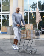 PEOPLE - Hank Baskett  schiebt den vollen Einkaufswagen zum Auto
