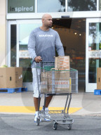 PEOPLE - Hank Baskett  schiebt den vollen Einkaufswagen zum Auto