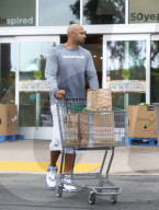PEOPLE - Hank Baskett  schiebt den vollen Einkaufswagen zum Auto