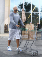 PEOPLE - Hank Baskett  schiebt den vollen Einkaufswagen zum Auto
