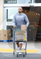 PEOPLE - Hank Baskett  schiebt den vollen Einkaufswagen zum Auto