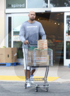 PEOPLE - Hank Baskett  schiebt den vollen Einkaufswagen zum Auto