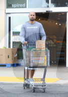 PEOPLE - Hank Baskett  schiebt den vollen Einkaufswagen zum Auto