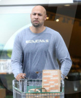 PEOPLE - Hank Baskett  schiebt den vollen Einkaufswagen zum Auto