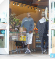 PEOPLE - Hank Baskett  schiebt den vollen Einkaufswagen zum Auto