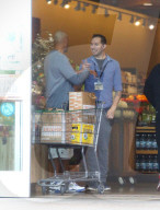 PEOPLE - Hank Baskett  schiebt den vollen Einkaufswagen zum Auto