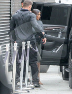 EXKLUSIV - Kim Kardashian von ihren Bodyguards umzingelt
