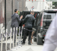 EXKLUSIV - Kim Kardashian von ihren Bodyguards umzingelt