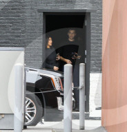 EXKLUSIV - Kim Kardashian von ihren Bodyguards umzingelt