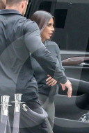 EXKLUSIV - Kim Kardashian von ihren Bodyguards umzingelt
